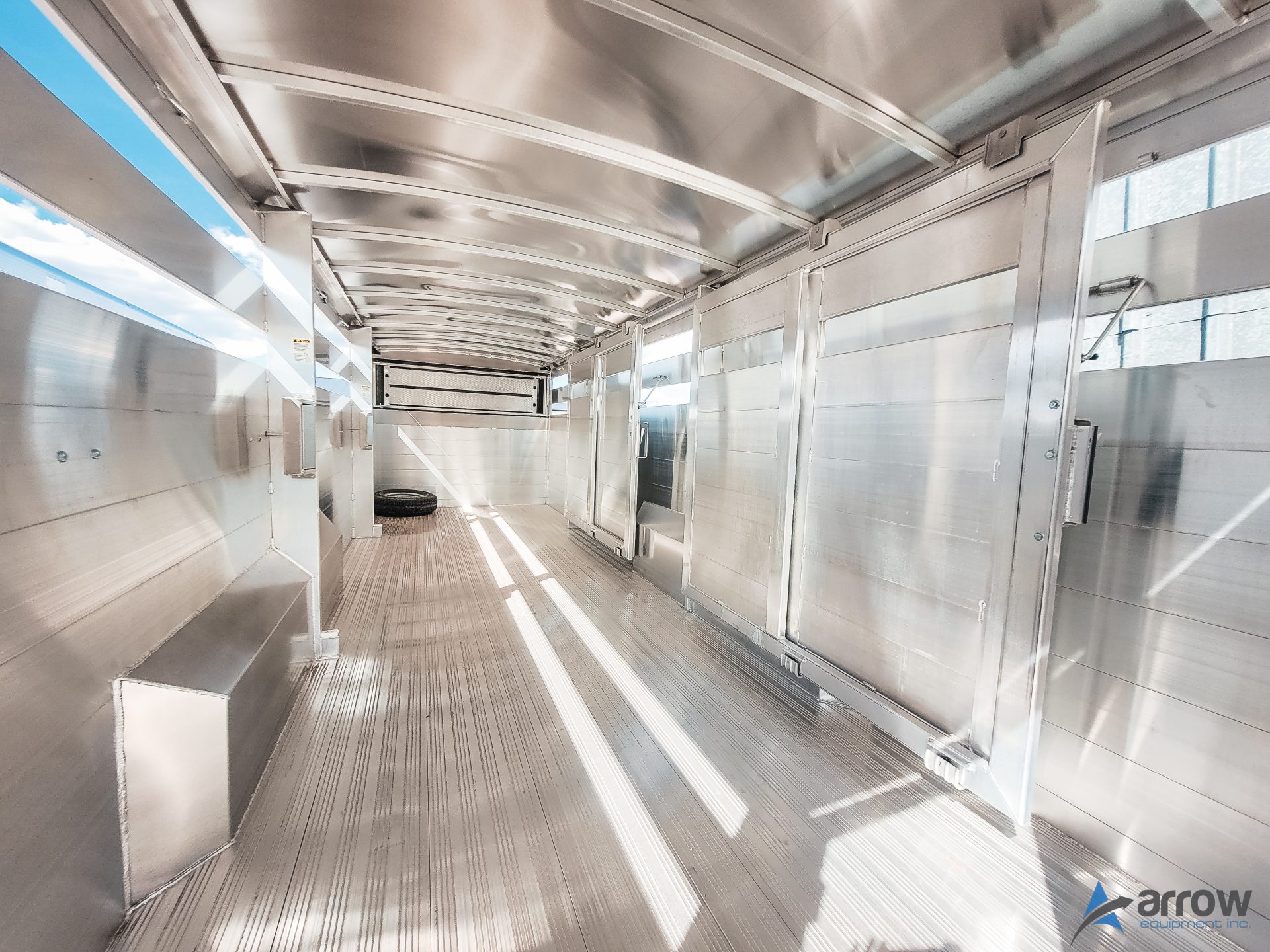 24′ x 7’5 x 6’8 Endura Livestock Trailer Gooseneck – Stock 1580