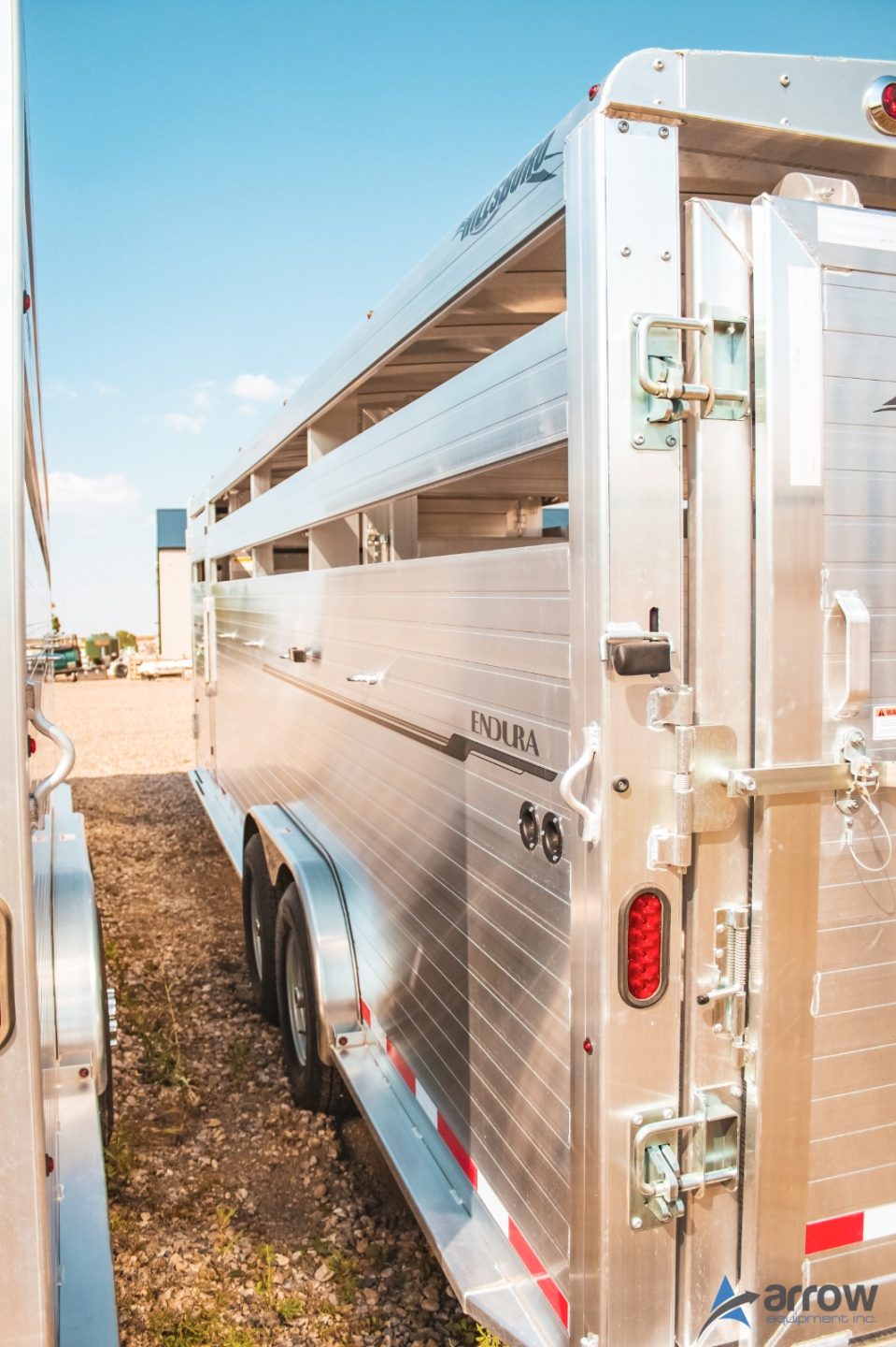 24′ x 7’5 x 6’8 Endura Livestock Trailer Gooseneck – Stock 1581