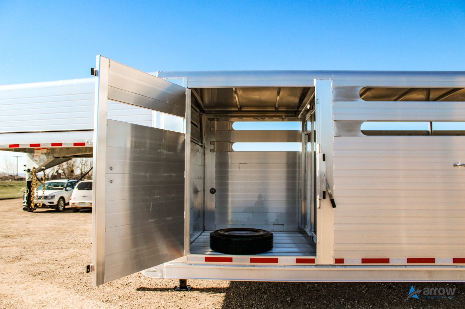 32′ x 8’2 x 6’8 Endura XD Livestock Trailer Gooseneck – Stock 1587