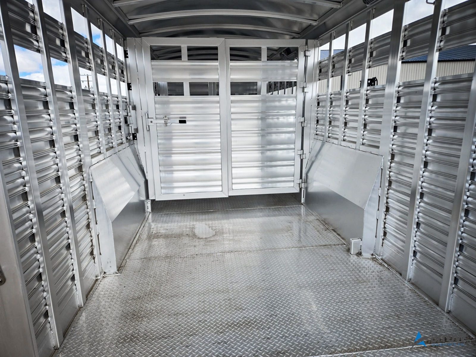 24′ x 7’6 x 7′ Platinum Livestock Trailer Gooseneck – Stock 3386