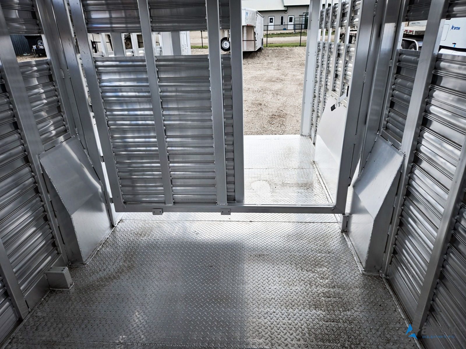 24′ x 7’6 x 7′ Platinum Livestock Trailer Gooseneck – Stock 3386