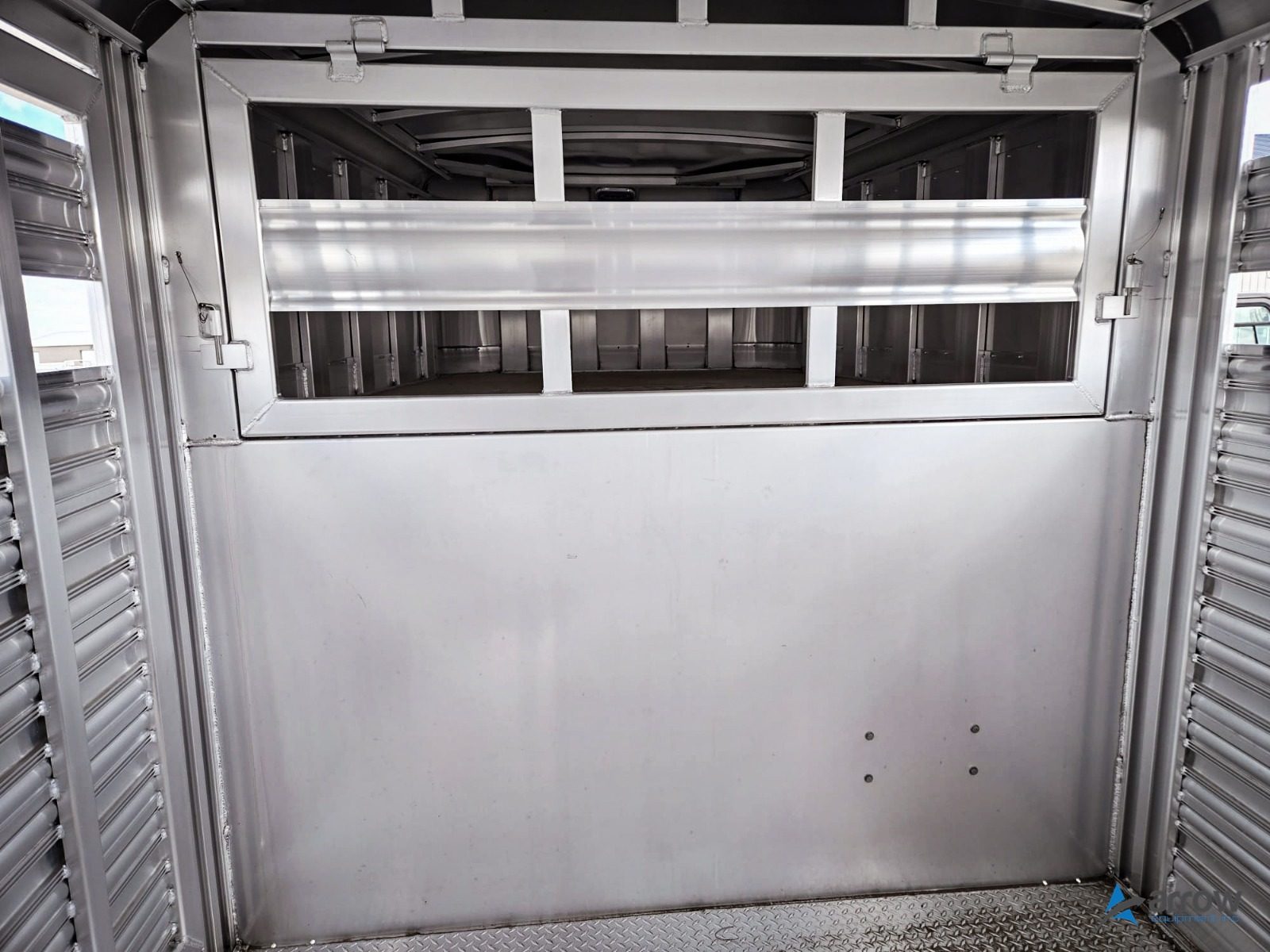 24′ x 7’6 x 7′ Platinum Livestock Trailer Gooseneck – Stock 3386