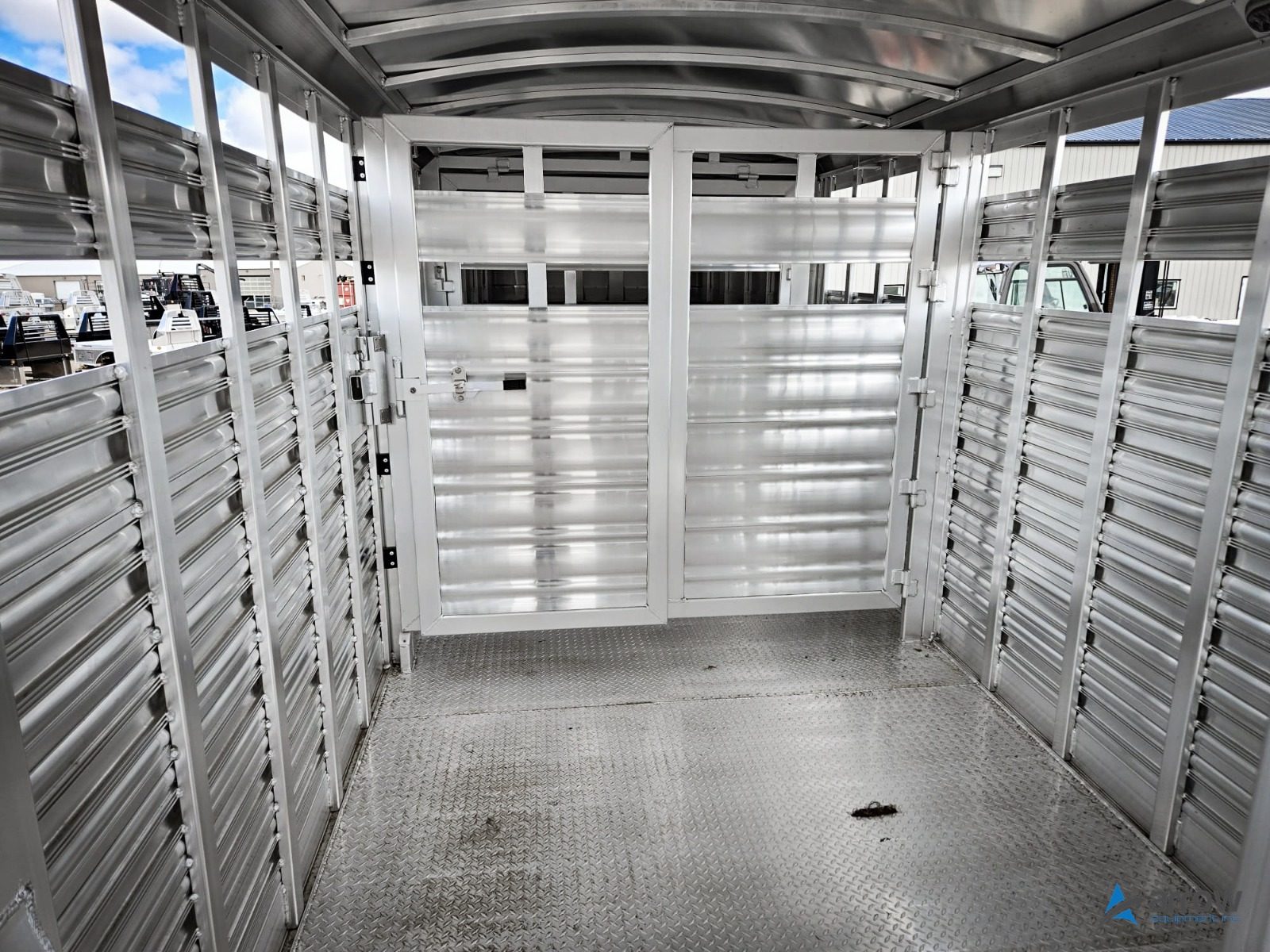 24′ x 7’6 x 7′ Platinum Livestock Trailer Gooseneck – Stock 3386